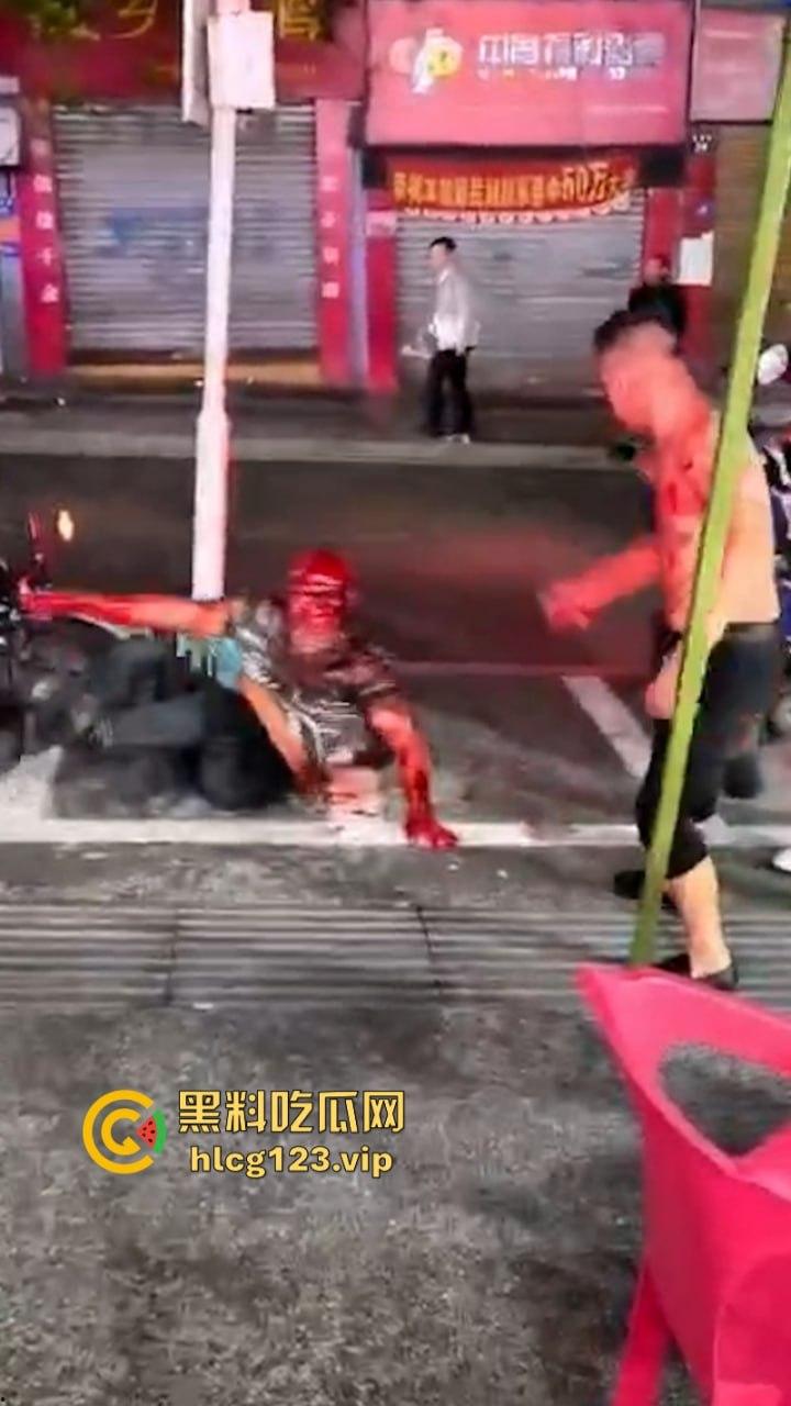 广汉街头惊现小红人 两男子酒后互砍专往脑袋上砸 血都要流干了  第5张