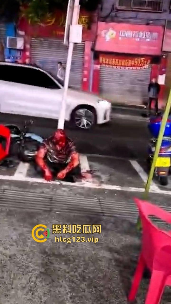 广汉街头惊现小红人 两男子酒后互砍专往脑袋上砸 血都要流干了  第8张