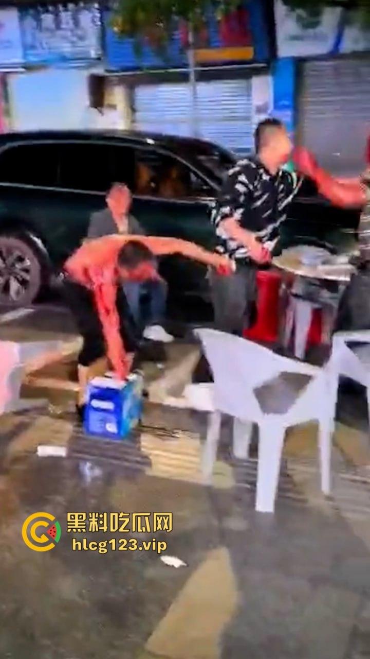 广汉街头惊现小红人 两男子酒后互砍专往脑袋上砸 血都要流干了  第9张