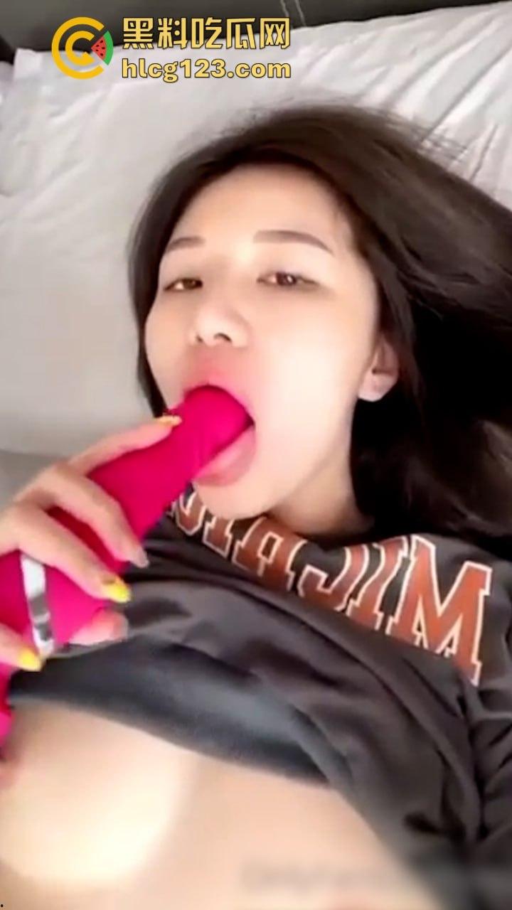 大马网红【萧佩儿】大奶翘臀 玩具自慰插嘴抠逼 与男友高清做爱视频曝光 ！  第4张