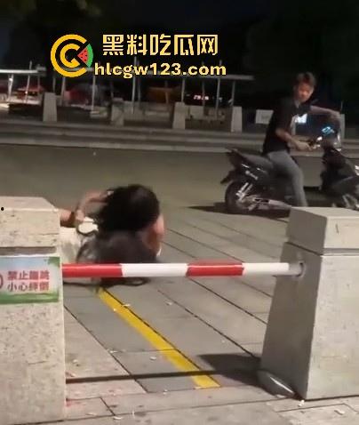 广西两精神小妹打架 大胸妹子吊带都被扒光，旁边精神小伙上去帮忙用摩托车撞 真是畜生！  第3张