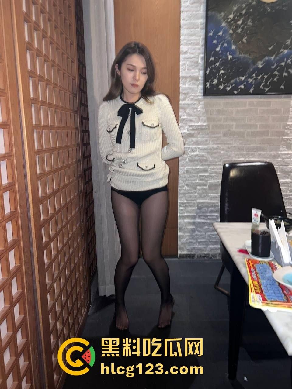 黑丝高颜值御姐日料餐厅玩全套！包厢内口交吃精后入开干，果然有钱人的玩具就是不一般！  第1张