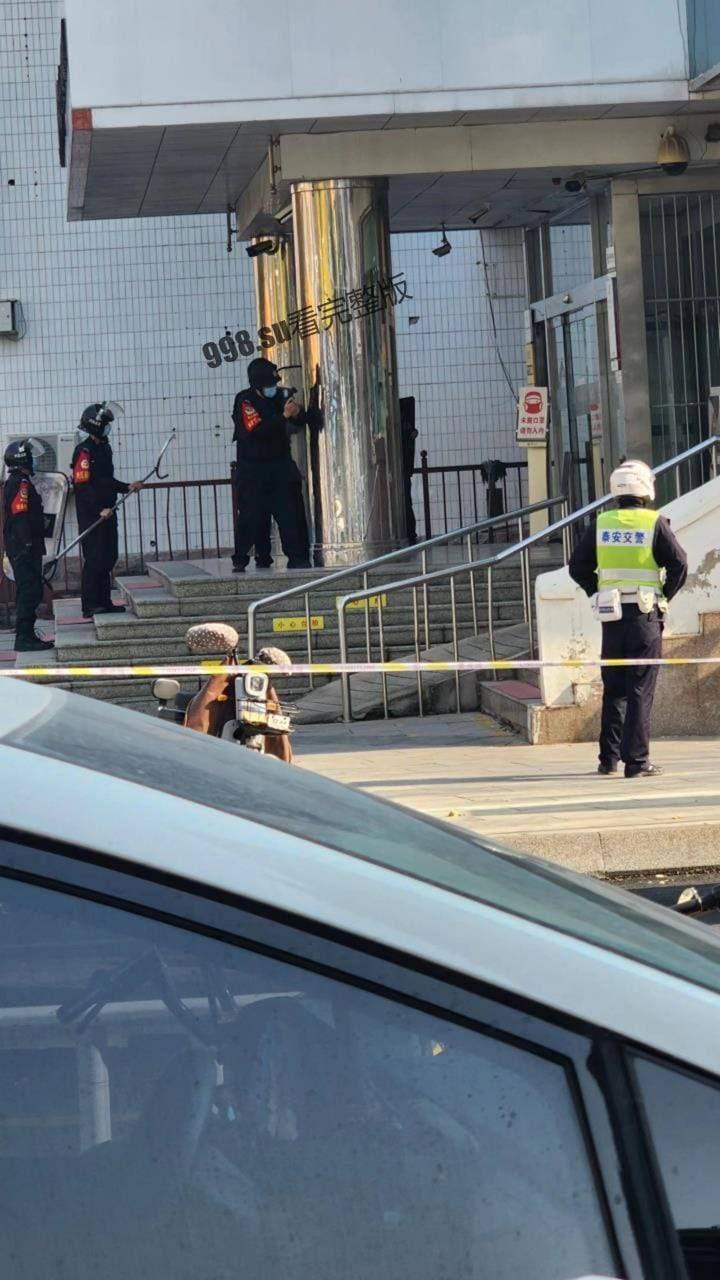 山东泰安抢银行 没想到劫匪通过抖音直播，知晓警方狙击手准确位置  第7张