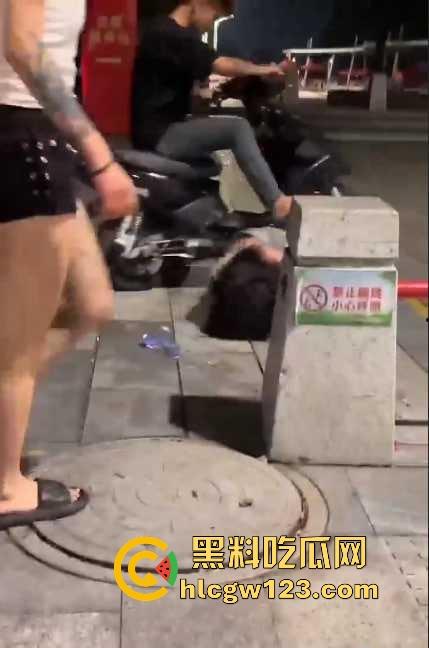 广西两精神小妹打架 大胸妹子吊带都被扒光，旁边精神小伙上去帮忙用摩托车撞 真是畜生！  第5张