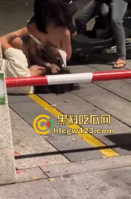 广西两精神小妹打架 大胸妹子吊带都被扒光，旁边精神小伙上去帮忙用摩托车撞 真是畜生！  第6张