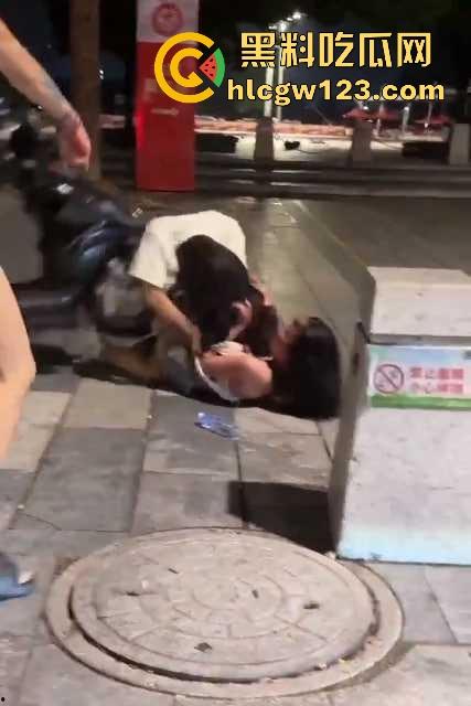 广西两精神小妹打架 大胸妹子吊带都被扒光，旁边精神小伙上去帮忙用摩托车撞 真是畜生！  第7张