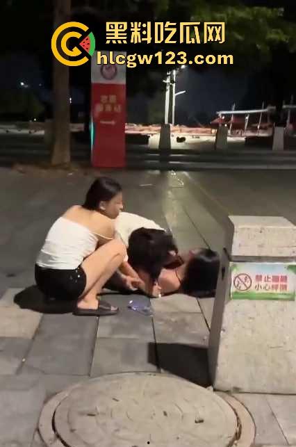 广西两精神小妹打架 大胸妹子吊带都被扒光，旁边精神小伙上去帮忙用摩托车撞 真是畜生！  第8张
