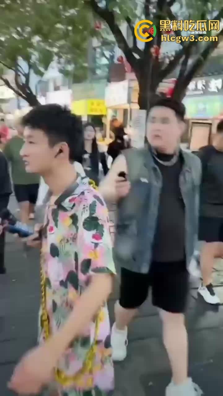 快手网红【祁天道】三亚户外直播 街边用竹签捅少女屁股 因诈骗入狱3年 出狱后毫无底线直播  第7张