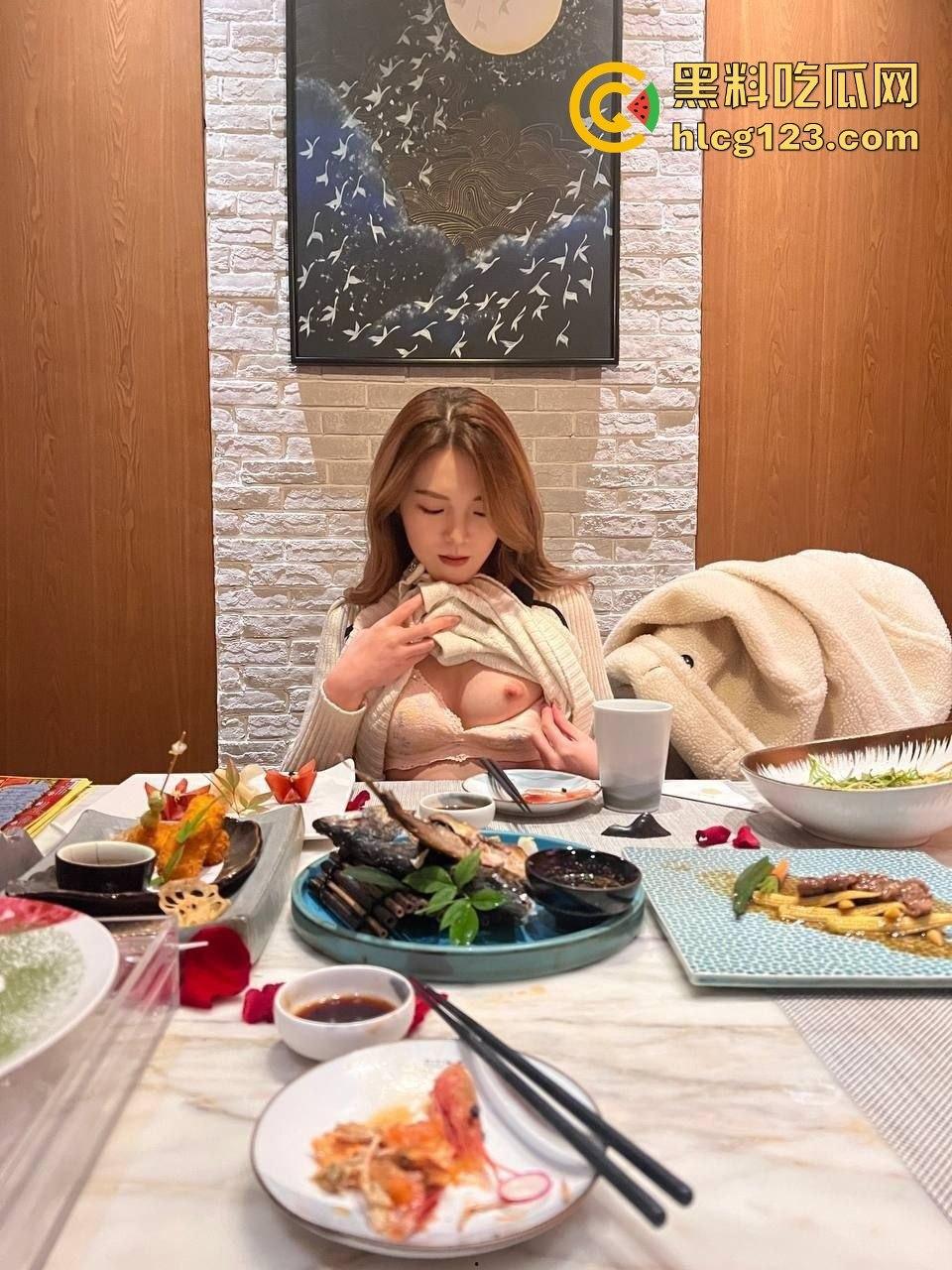 黑丝高颜值御姐日料餐厅玩全套！包厢内口交吃精后入开干，果然有钱人的玩具就是不一般！  第10张