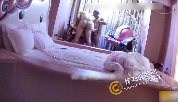 安防精品两位公司 领导带年轻女下属到情趣酒店专业炮房开房淫乱3P，被酒店的针孔摄像头拍的一清二楚  第6张