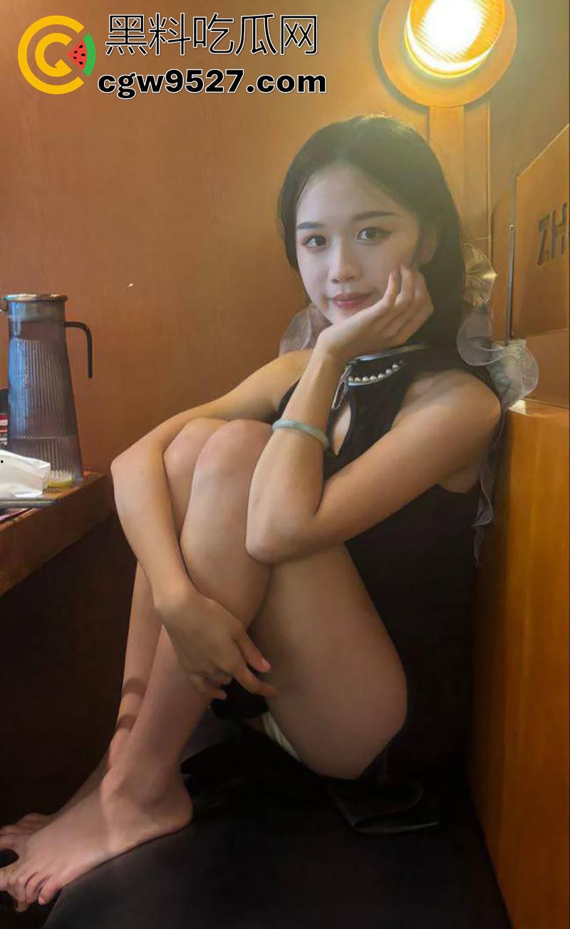 酒吧撩骚极品少妇，学生感超强的性感人妻，毕业后和男友结婚，却背着老公到处偷情，性爱自拍流出！  第1张