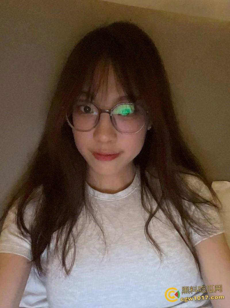 广东中山反差母狗【张倩倩】，恋爱期间出轨前任，被男友曝光自拍小视频，清纯嫩妹彻底沦为索精母狗！  第3张