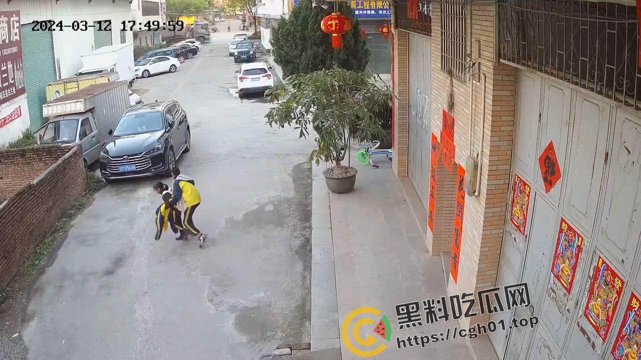 天津河东中心小学初中生猥亵小女孩  女孩惨叫瘆人 老师辟谣男孩不正常 现场监控流出 第4张