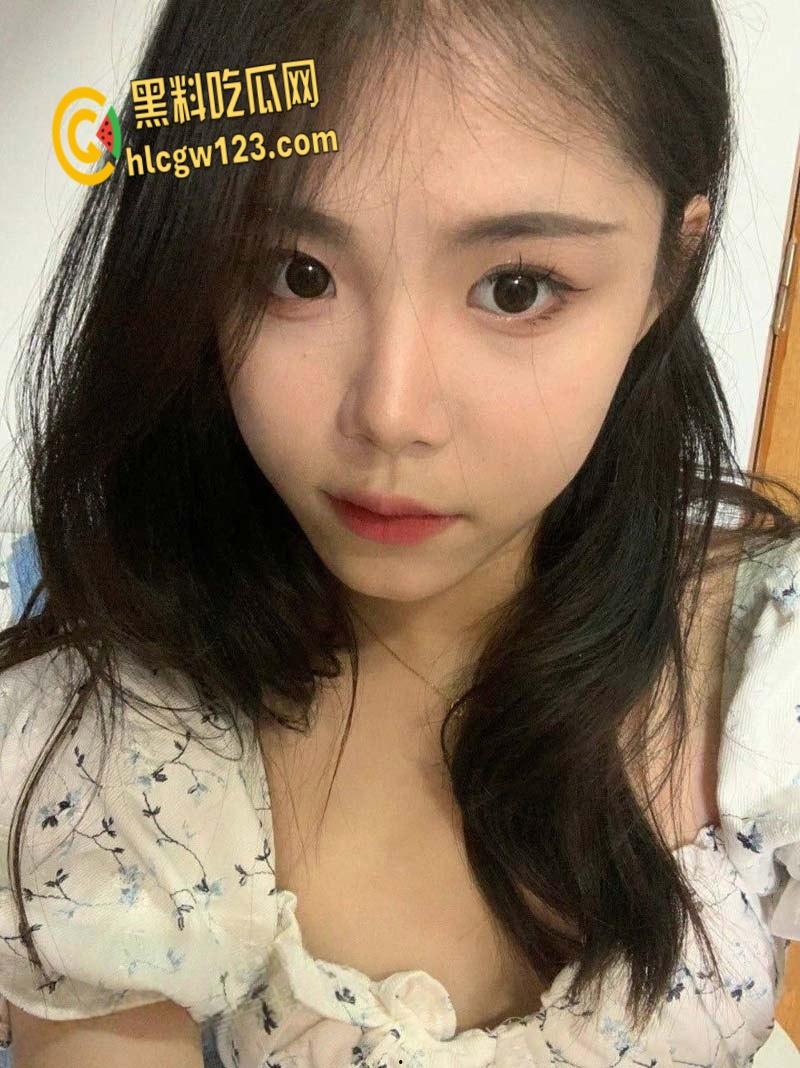 长青校花【唐梦瑶】黑丝跪舔黄毛鸡巴,网吧楼梯开门各种野战,看着就刺激 !  第1张