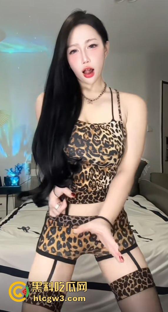 抖音主播『李大嘴儿』大哥重金定制甩奶擦边视频曝光，骚比带口罩狂抖巨奶，黑丝豹纹丁字裤口罩挡不住！  第15张