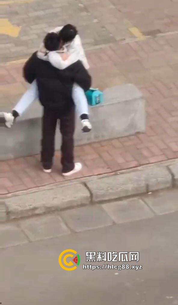 河南交通大学热瓜！两个基佬学校操场激情热吻 还抱着转圈圈 这是真辣眼睛！  第2张