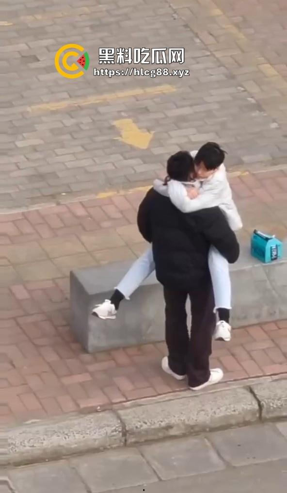 河南交通大学热瓜！两个基佬学校操场激情热吻 还抱着转圈圈 这是真辣眼睛！  第3张