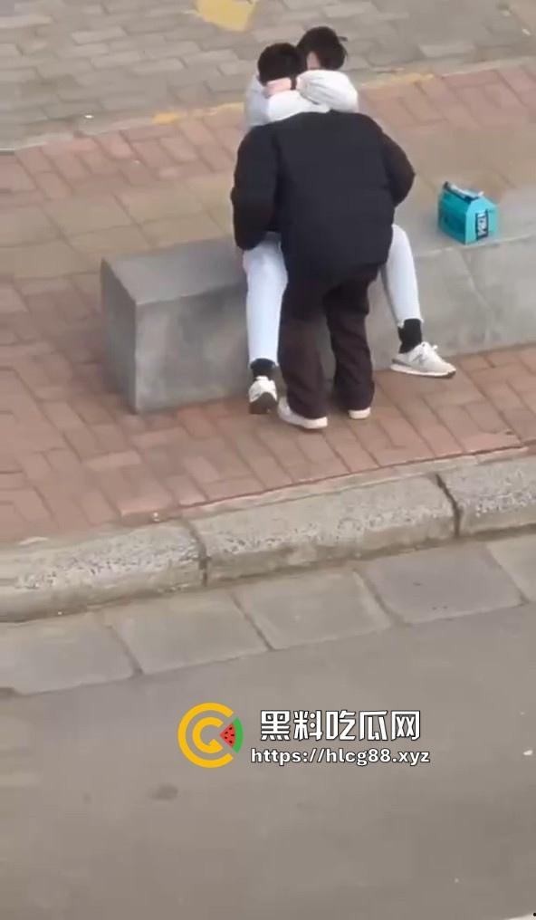 河南交通大学热瓜！两个基佬学校操场激情热吻 还抱着转圈圈 这是真辣眼睛！  第4张