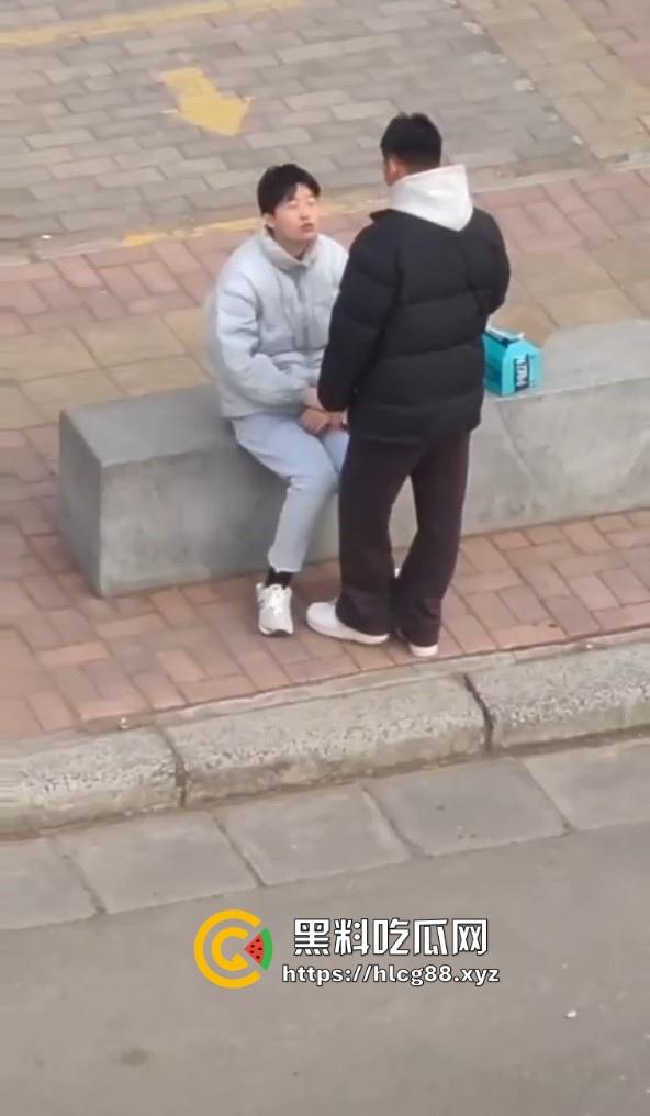 河南交通大学热瓜！两个基佬学校操场激情热吻 还抱着转圈圈 这是真辣眼睛！  第5张