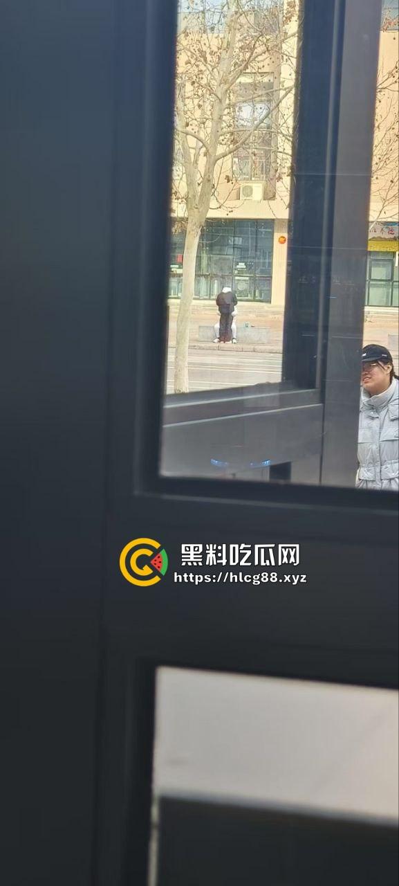 河南交通大学热瓜！两个基佬学校操场激情热吻 还抱着转圈圈 这是真辣眼睛！  第6张