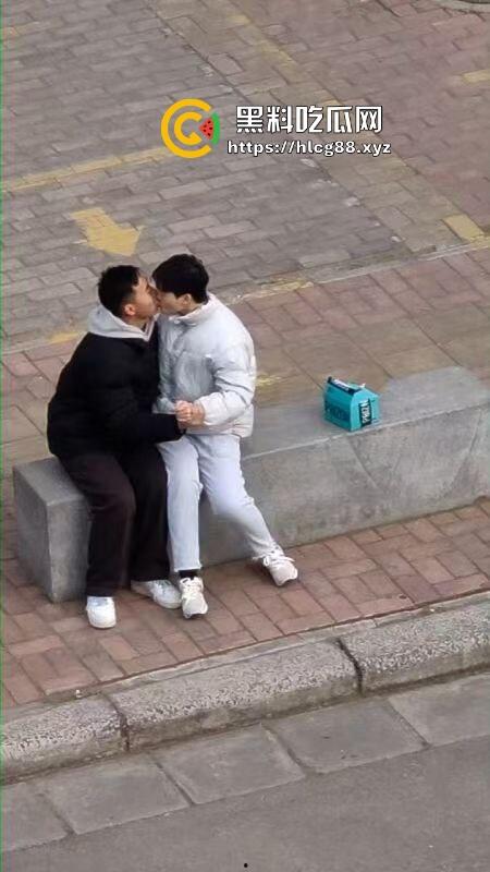 河南交通大学热瓜！两个基佬学校操场激情热吻 还抱着转圈圈 这是真辣眼睛！  第7张