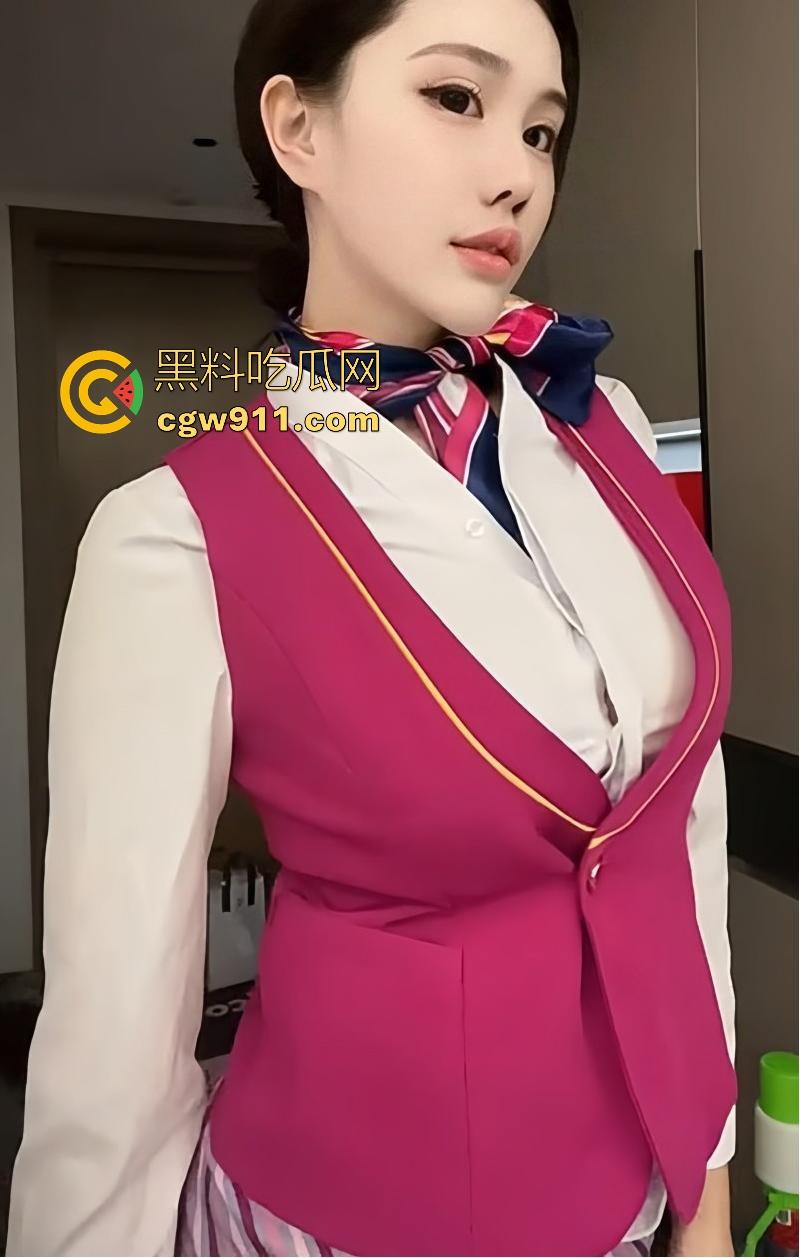 高颜值巨乳福利姬【巨樱】中国空姐为你服务，制服纽扣半解，露出深邃事业线，E杯豪乳摇晃自慰！  第2张