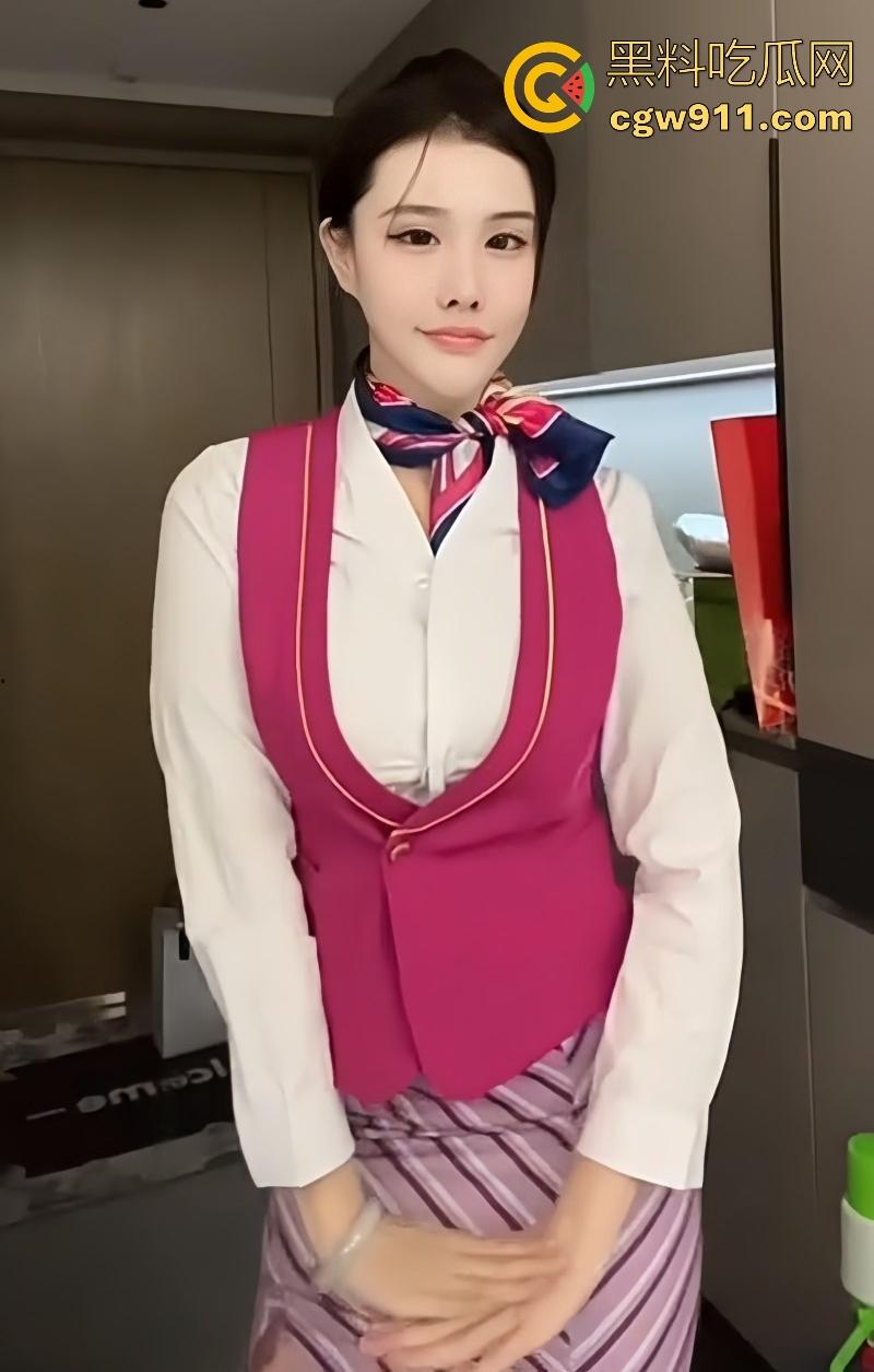 高颜值巨乳福利姬【巨樱】中国空姐为你服务，制服纽扣半解，露出深邃事业线，E杯豪乳摇晃自慰！  第3张