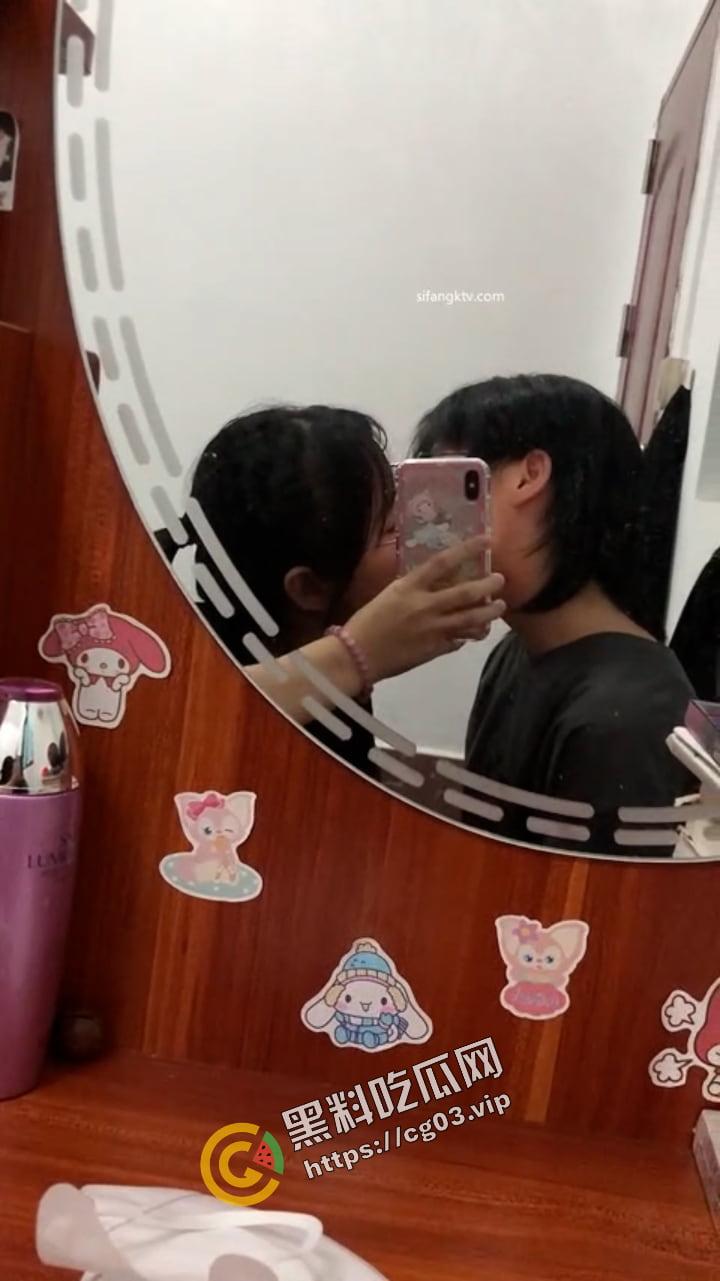 某大学同性恋日常 没鸡巴就用金手指  金手指累了就带着假鸡巴激情做爱 第1张