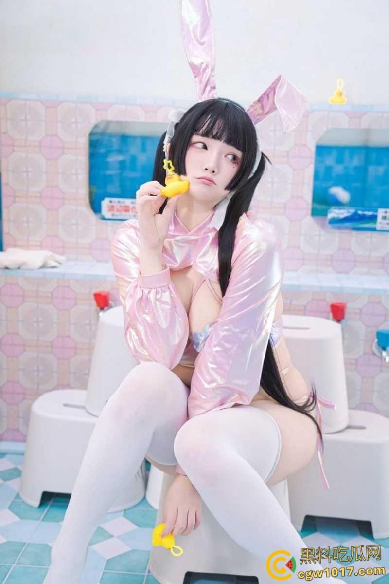 台湾萝莉女神【落落Raku】大尺度浴池写真，化身粉红小白兔激情自慰，紧致白虎穴娇艳欲滴！  第3张