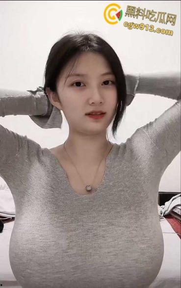 抖音巨乳网红【hepei】，直播摸胸吊带都要断了，与榜一金主视频自慰摸胸，这奶子才能叫胸器吧 ！  第2张