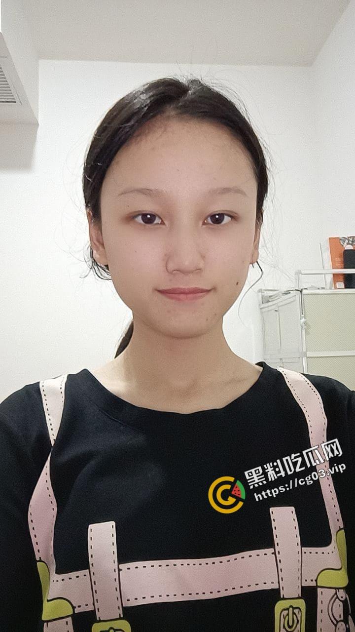 反差婊 带着金丝眼镜的小母狗 被短小无比的小鸡鸡射了满屏  看了有点心疼妹子 第3张