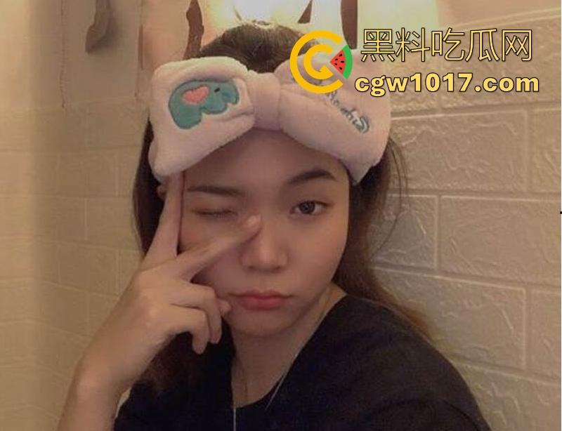 哈尔滨财经大学【刘洋】与学长性爱视频流出，清纯校园女神露脸含住粗壮鸡巴，翘臀高撅露粉嫩紧穴发情小母狗！  第3张