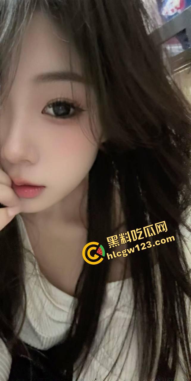 年少不知少妇香，错把少女当宝藏，发情少妇一瓶锐澳下肚就发骚，小眼一眯就自己脱了开裆裤，逼湿得流到沙发腿！  第3张