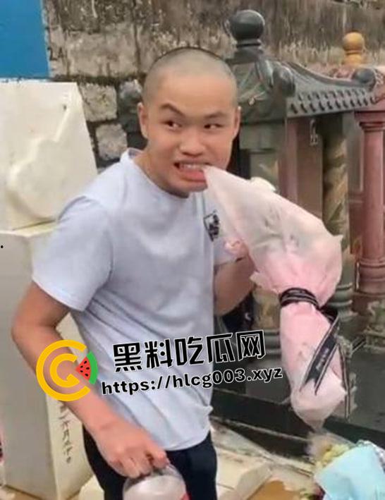 人神共愤！精神小伙破坏Beyond主场【黄家驹】墓碑被抓获 恶臭网红不仅不尊重死者还喜欢吃屎  第3张