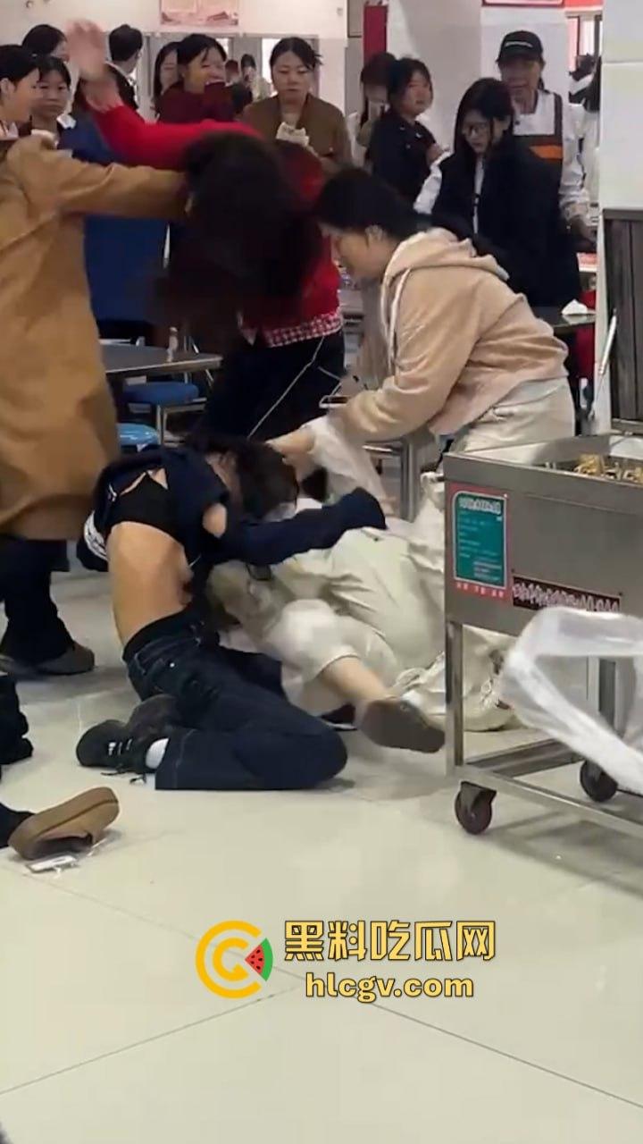沈阳学院食堂女生打架现场堪比疯马秀 扒衣露奶相当刺激  第1张