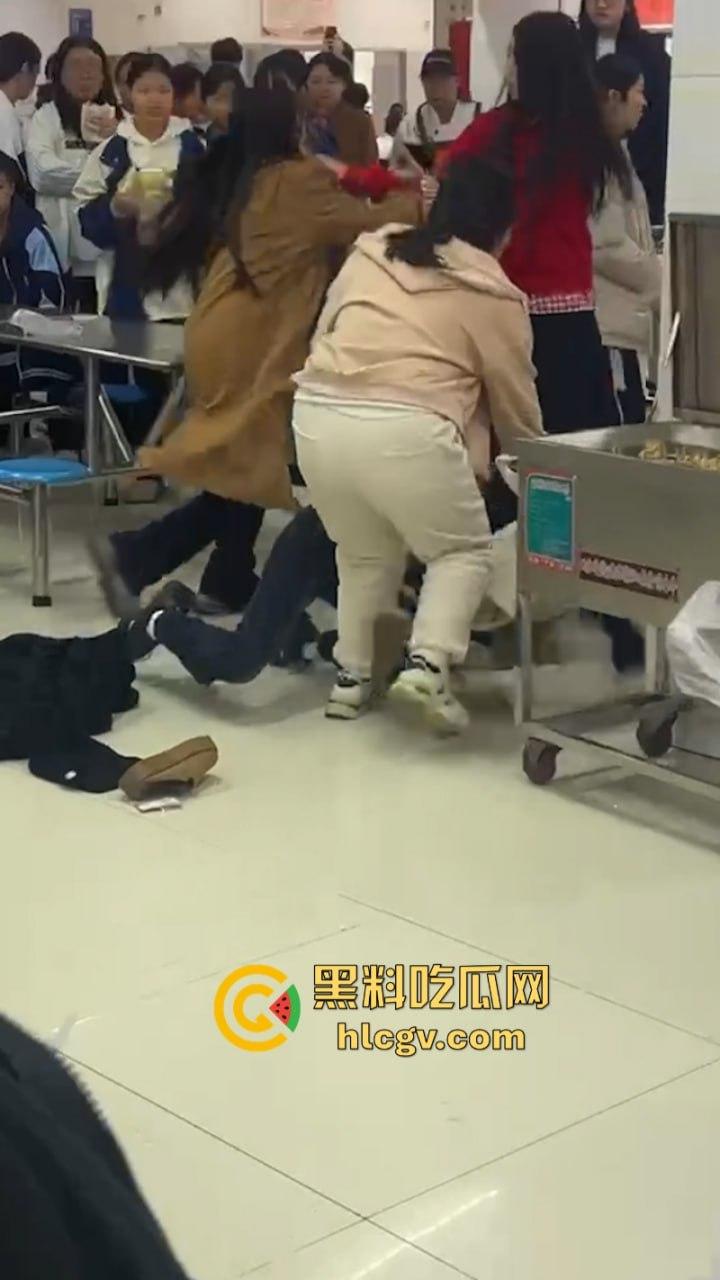 沈阳学院食堂女生打架现场堪比疯马秀 扒衣露奶相当刺激  第3张