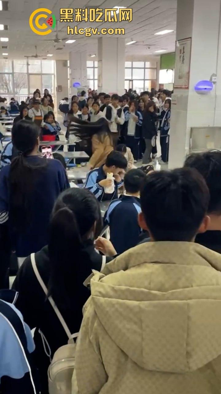 沈阳学院食堂女生打架现场堪比疯马秀 扒衣露奶相当刺激  第4张