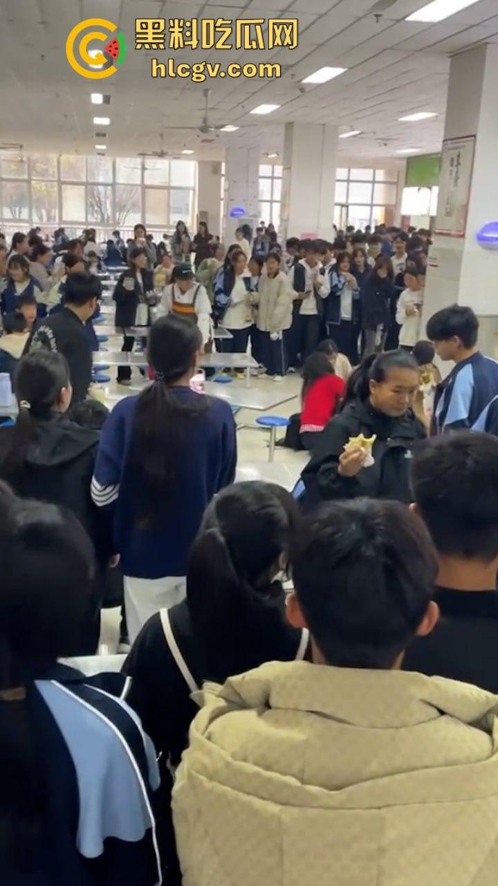 沈阳学院食堂女生打架现场堪比疯马秀 扒衣露奶相当刺激  第5张