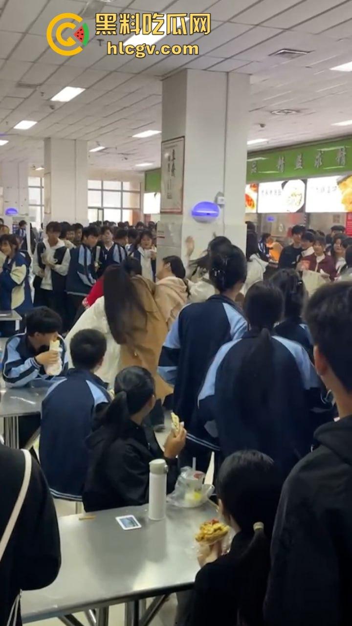 沈阳学院食堂女生打架现场堪比疯马秀 扒衣露奶相当刺激  第6张