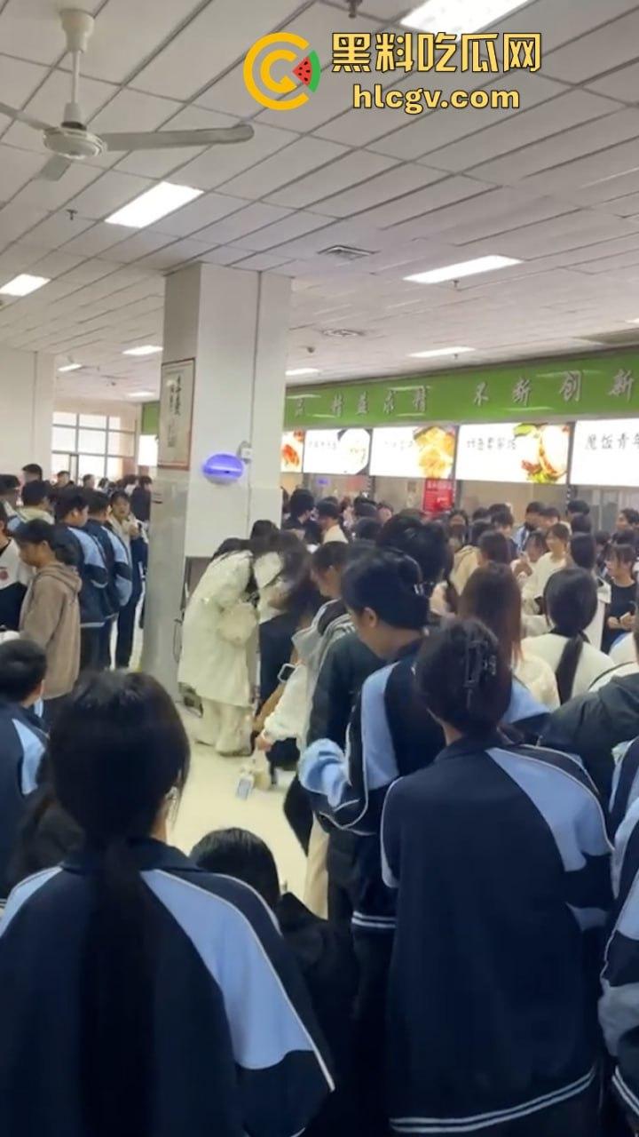 沈阳学院食堂女生打架现场堪比疯马秀 扒衣露奶相当刺激  第8张