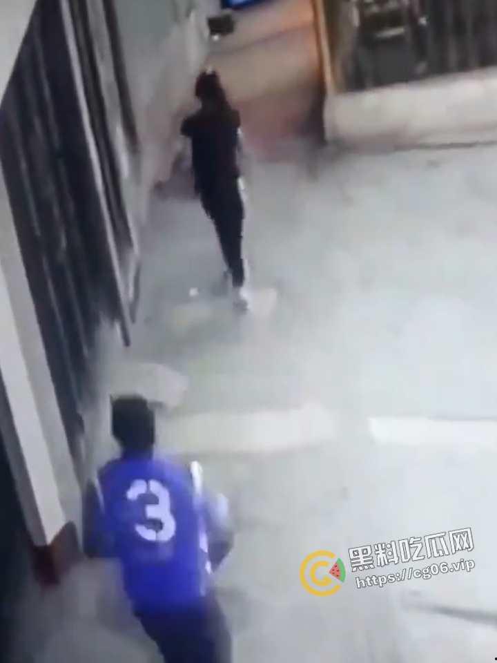 外国男子企图强奸路过女性 被路人抓到 绑到电线杆上打死 这就叫民风彪悍 现场画面流出  第1张