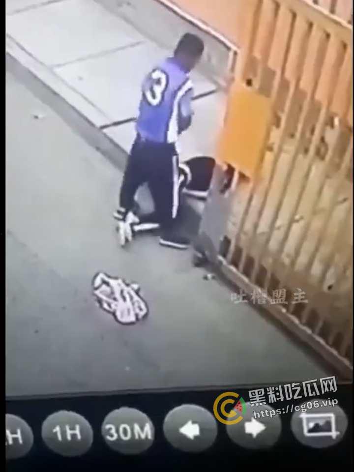 外国男子企图强奸路过女性 被路人抓到 绑到电线杆上打死 这就叫民风彪悍 现场画面流出  第2张