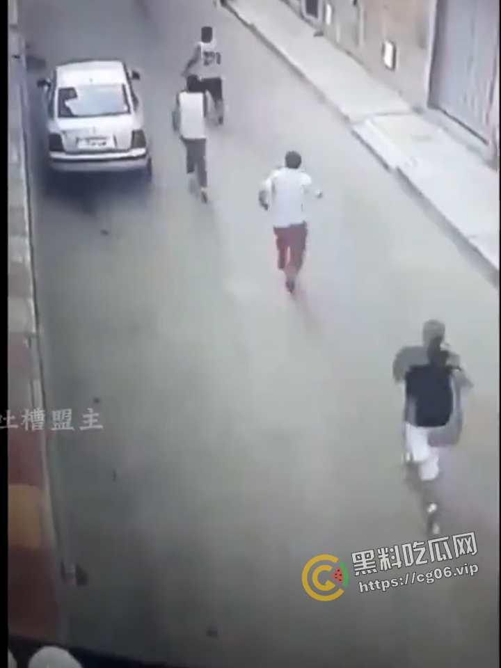 外国男子企图强奸路过女性 被路人抓到 绑到电线杆上打死 这就叫民风彪悍 现场画面流出  第3张