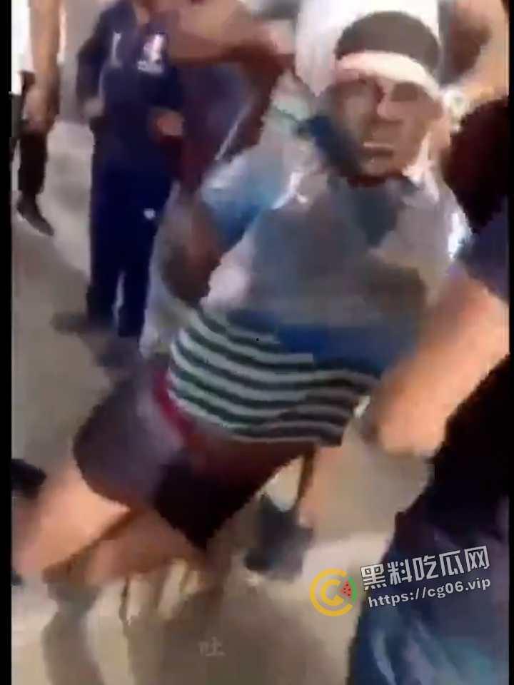 外国男子企图强奸路过女性 被路人抓到 绑到电线杆上打死 这就叫民风彪悍 现场画面流出  第4张