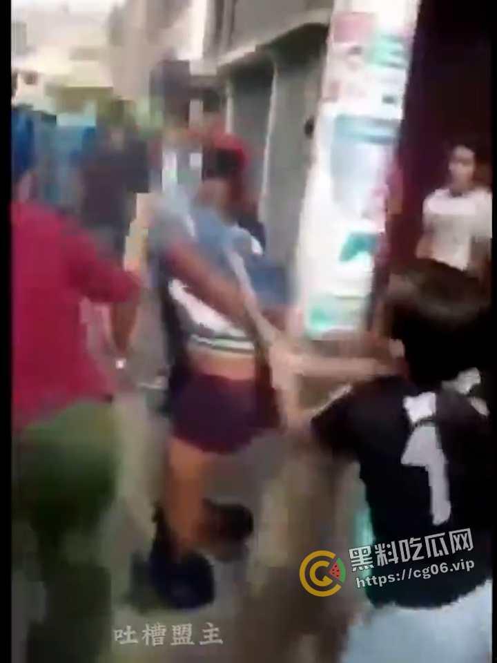 外国男子企图强奸路过女性 被路人抓到 绑到电线杆上打死 这就叫民风彪悍 现场画面流出  第5张