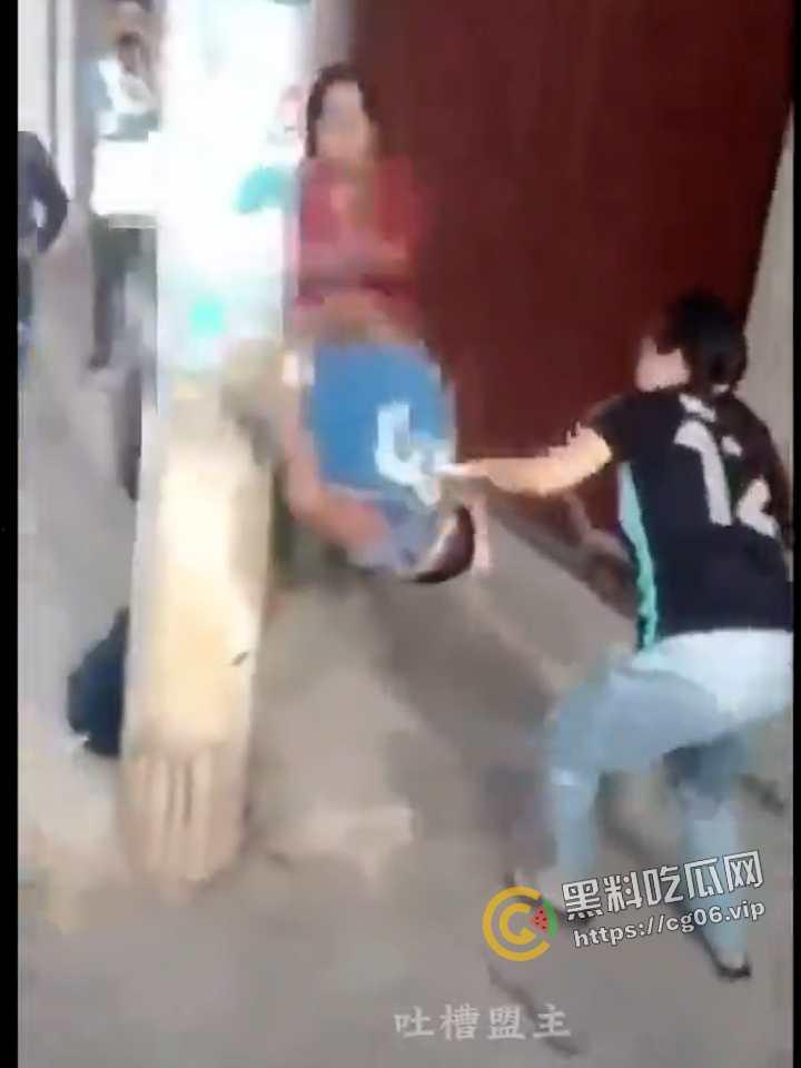 外国男子企图强奸路过女性 被路人抓到 绑到电线杆上打死 这就叫民风彪悍 现场画面流出  第6张