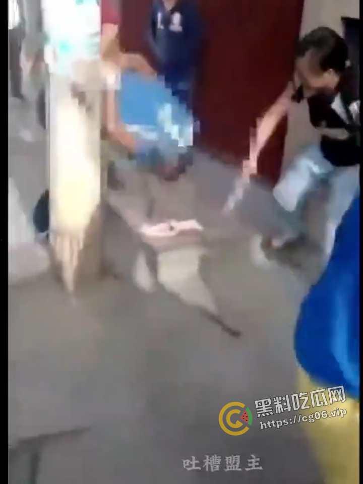 外国男子企图强奸路过女性 被路人抓到 绑到电线杆上打死 这就叫民风彪悍 现场画面流出  第7张