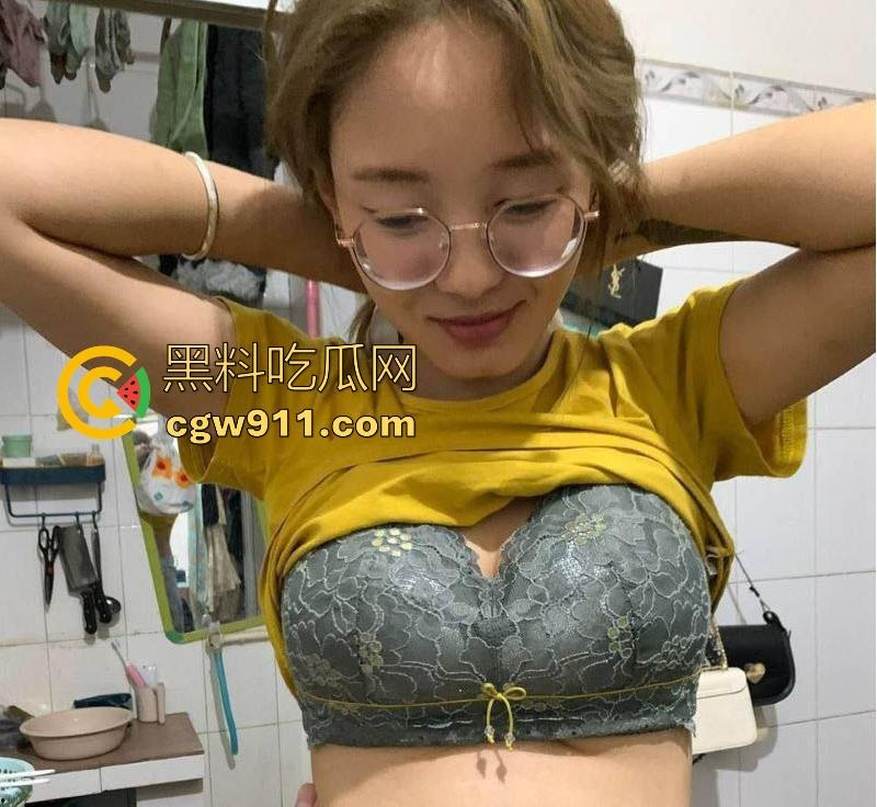 不是哥们你很难想象，这么瘦小的身材下竟然藏着这么丰满的巨乳，再搭配上她斯文的脸庞，很难想象如此反差！  第3张