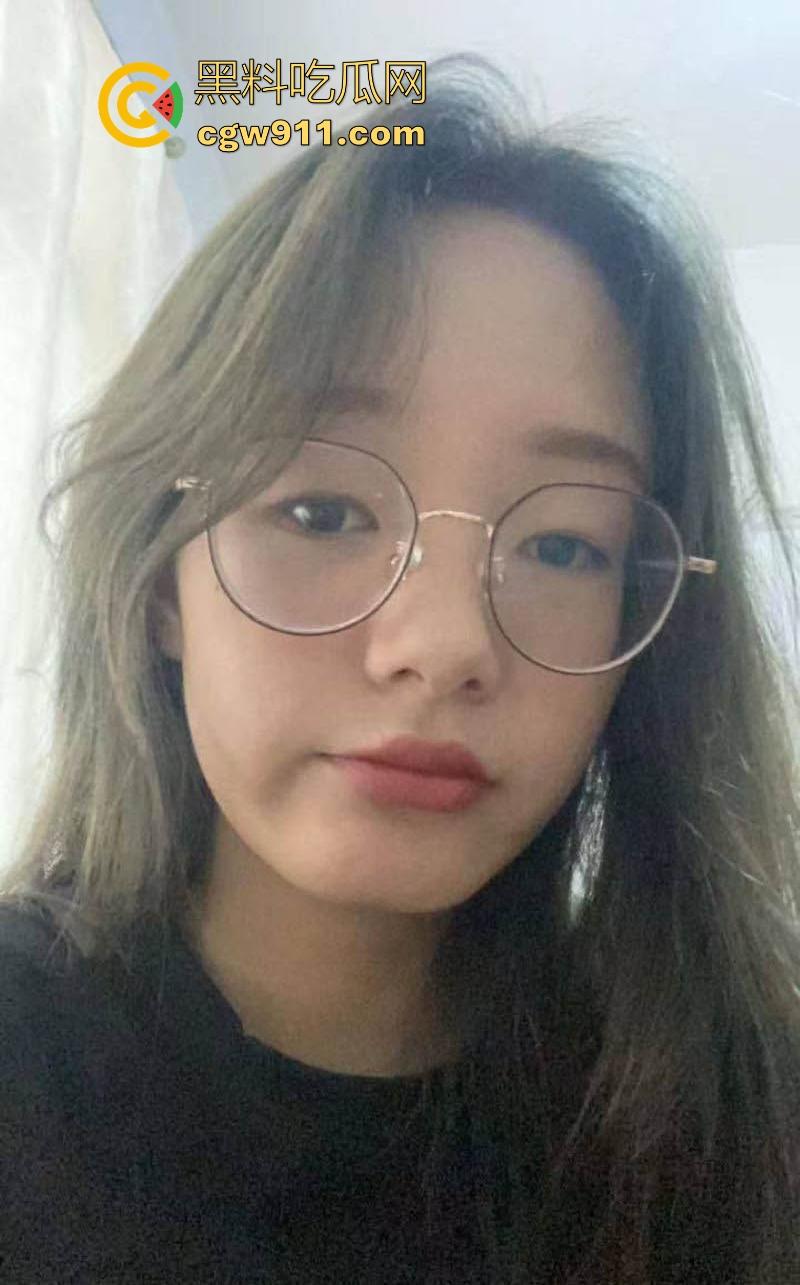 不是哥们你很难想象，这么瘦小的身材下竟然藏着这么丰满的巨乳，再搭配上她斯文的脸庞，很难想象如此反差！  第4张