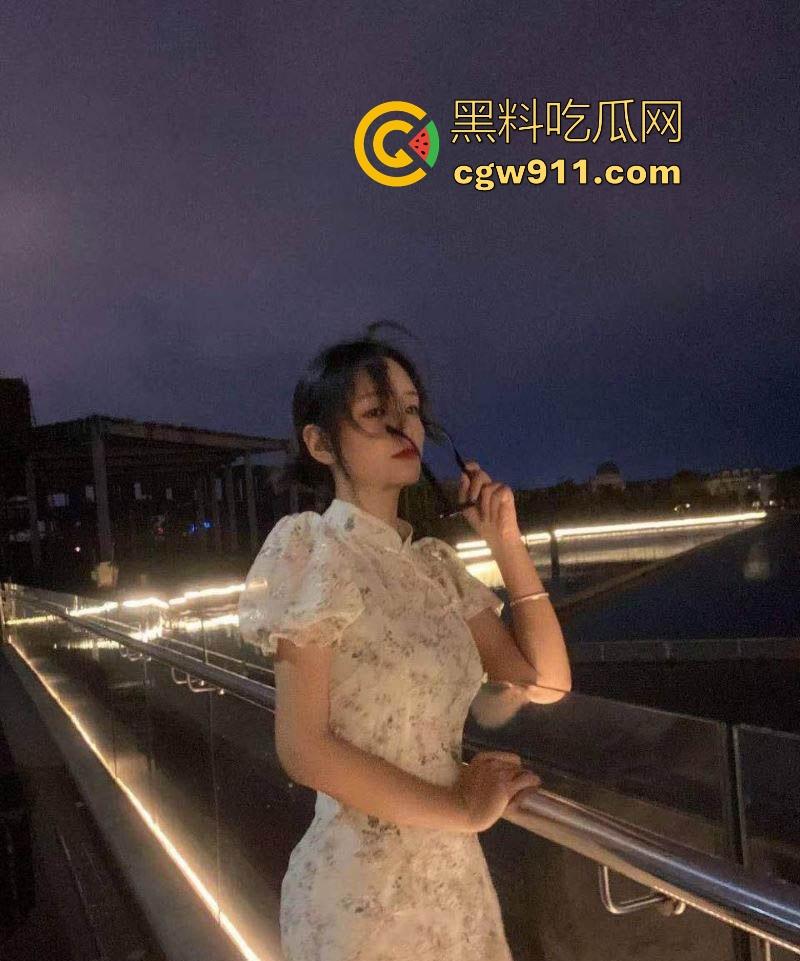 不是哥们你很难想象，这么瘦小的身材下竟然藏着这么丰满的巨乳，再搭配上她斯文的脸庞，很难想象如此反差！  第5张